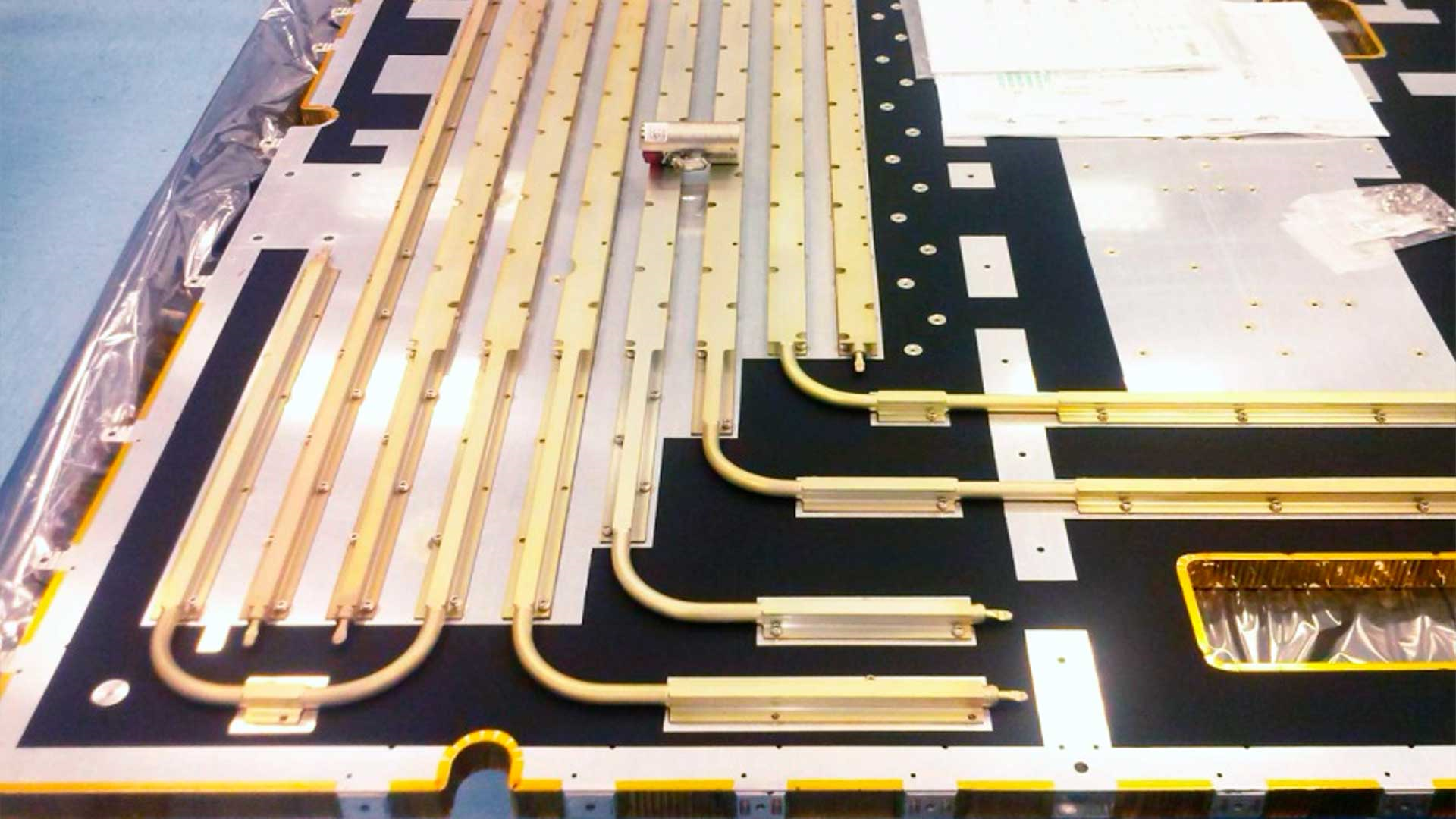 Heat pipes for thermally controlling a satellite