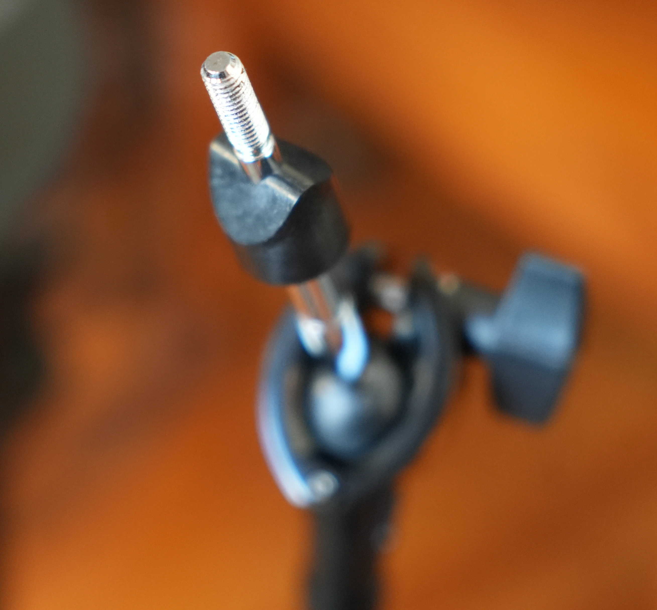 Strong directional taper at the end of each cymbal mount